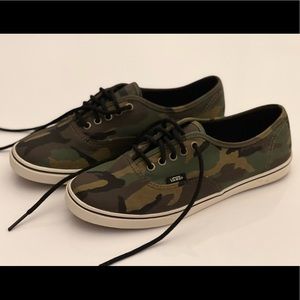 Brand New VANS Off The Wall Low Camo Shoes / Sneakers Mens US 7 / Womens US 8.5